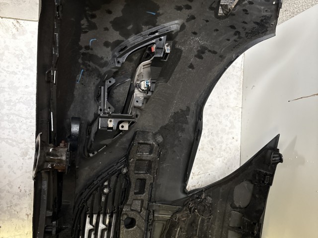 15200 Opel Astra J Facelift Első Lökhárító Fekete  Z22C