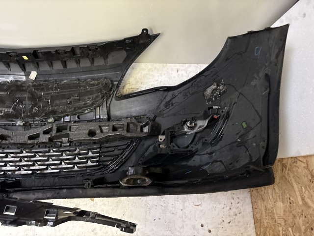 15200 Opel Astra J Facelift Első Lökhárító Fekete  Z22C