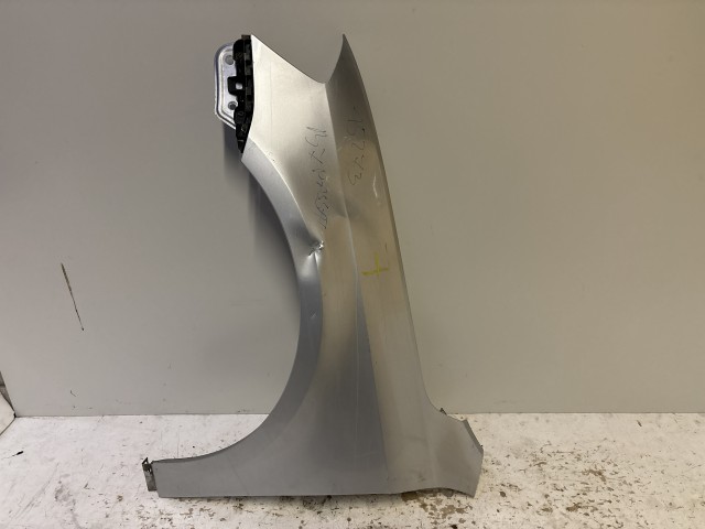 15248 Volkswagen Passat B7 2010-2014 Bal első  Sárvédő Ezüst 