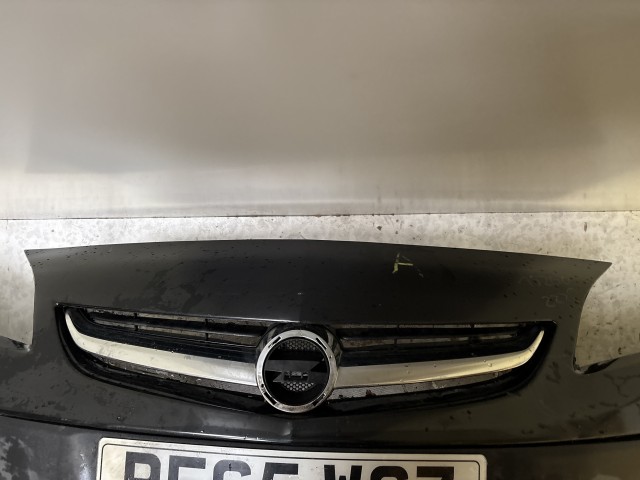 15200 Opel Astra J Facelift Első Lökhárító Fekete  Z22C