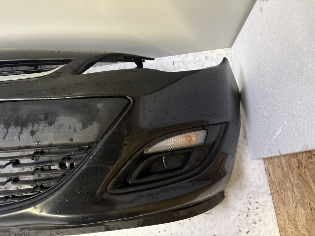 15200 Opel Astra J Facelift Első Lökhárító Fekete  Z22C