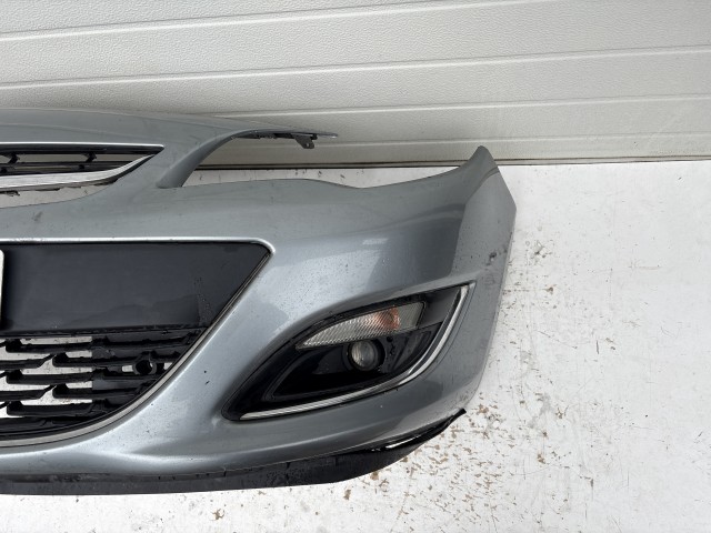 15197 Opel Astra J Facelift Első Lökhárító Szürke  Z179