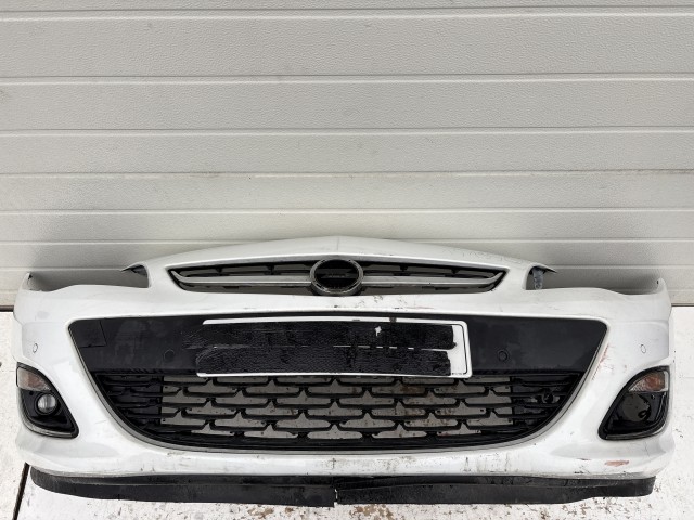 15195 Opel Astra J Facelift Lökhárító Fehér  a képen látható sérüléssel