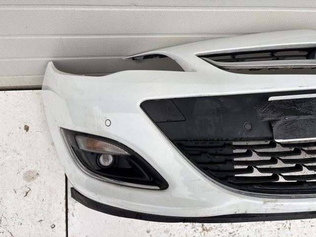 15195 Opel Astra J Facelift Lökhárító Fehér  a képen látható sérüléssel
