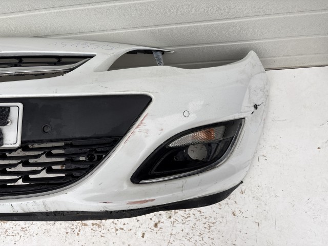 15195 Opel Astra J Facelift Lökhárító Fehér  a képen látható sérüléssel