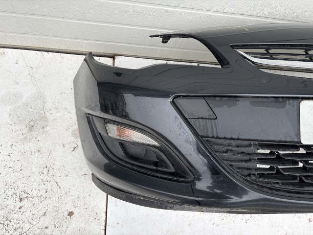 15194 Opel Astra J Facelift Első Lökhárító Fekete Z22C