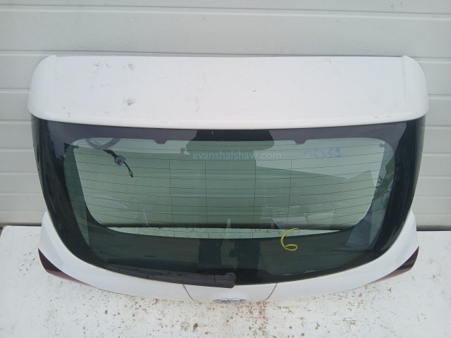 15359 Opel Astra J Csomagtérajtó Fehér Y40r 5 ajtós