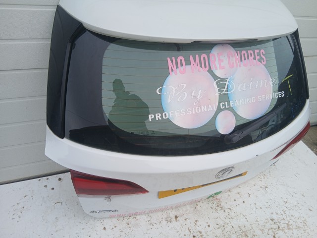 15358 Opel Astra K kombi Csomagtérajtó Fehér Y40r