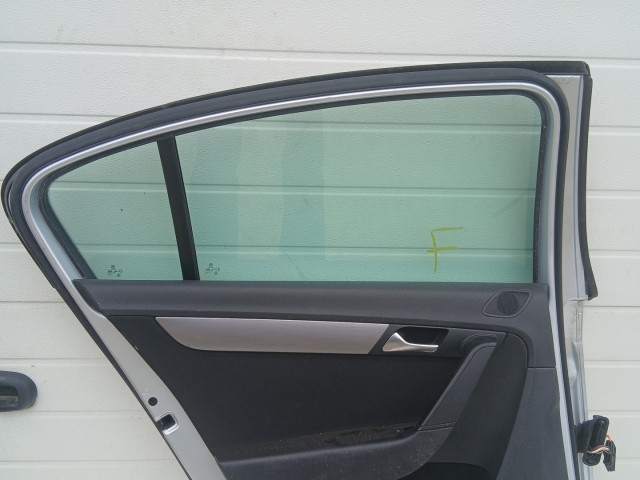 15348 Volkswagen Passat B7 Bal hátsó Ajtó Ezüst La7w sedan