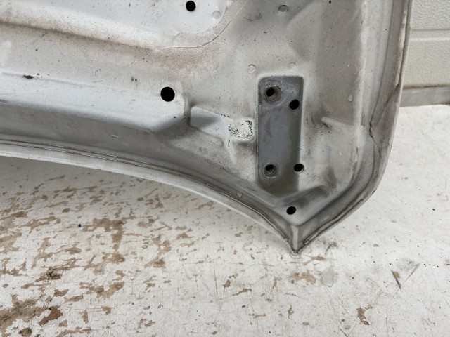 15519 Opel Antara 2006-2015 Motorháztető Használt Fehér   a képen látható sérüléssel