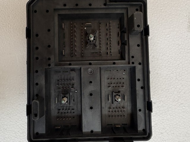 Opel Mokka 2012-2019 Motortéri biztosítéktábla Használt