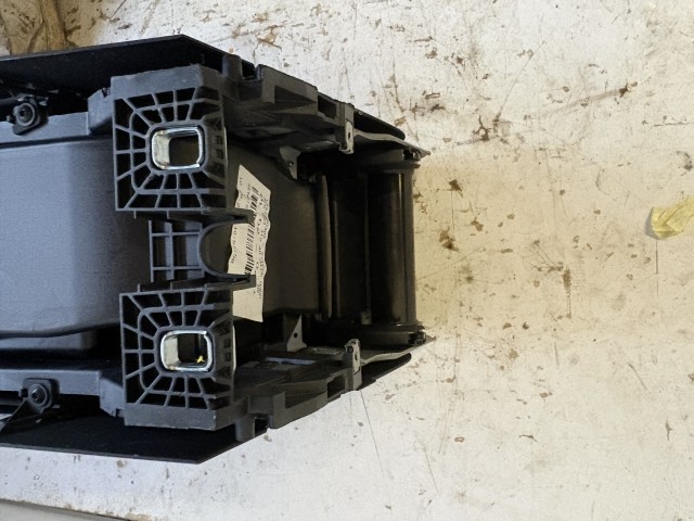 Volkswagen Passat B7 2010-2014 Közép box Használt