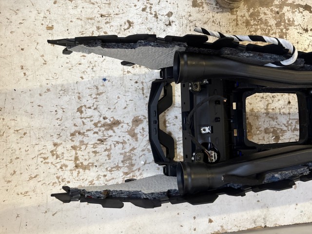 Volkswagen Passat B7 2010-2014 Közép box Használt