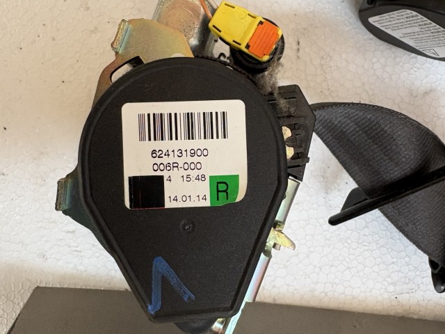 Opel Astra J GTC első pár Övfeszítő