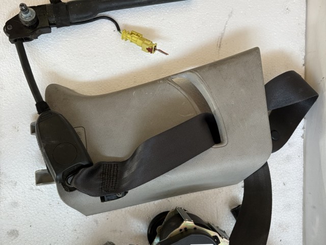 Opel Astra J GTC első pár Övfeszítő