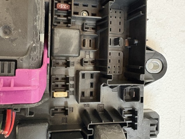 Opel Astra J 2009-2015 Biztosítéktábla Csomagtér Használt