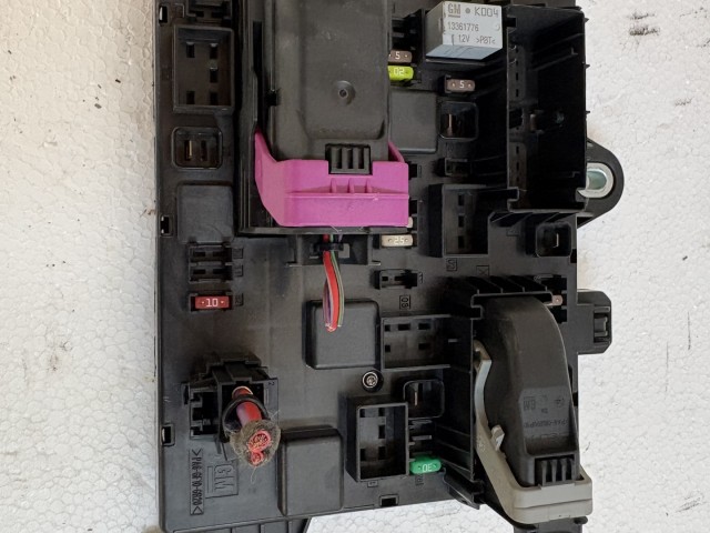 Opel Astra J 2009-2015 Biztosítéktábla Csomagtér