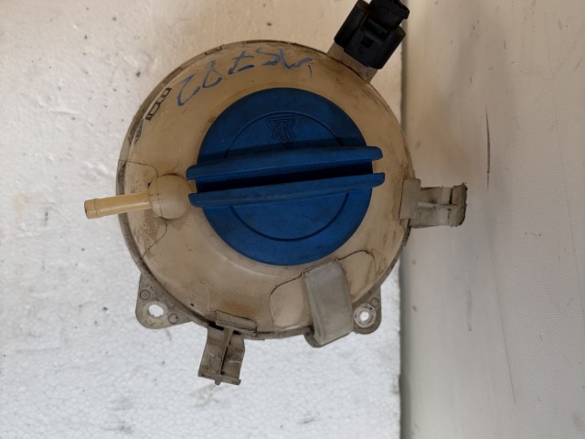 Volkswagen Passat B7 2010-2014 Kiegyenlítő tartály Használt   