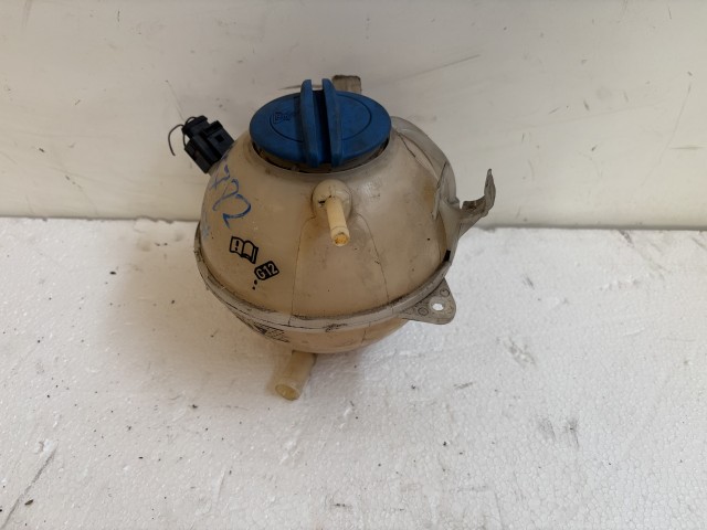 Volkswagen Passat B7 2010-2014 Kiegyenlítő tartály Használt   