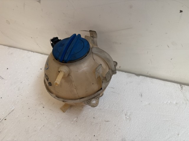 Volkswagen Passat B7 2010-2014 Kiegyenlítő tartály Használt   