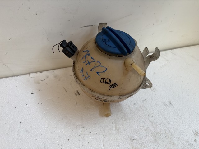 Volkswagen Passat B7 2010-2014 Kiegyenlítő tartály Használt   