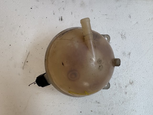 Volkswagen Passat B7 2010-2014 Kiegyenlítő tartály Használt   