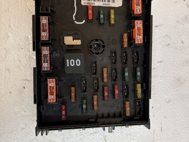 Volkswagen Passat B7 2010-2014 Motortéri biztosítéktábla Használt