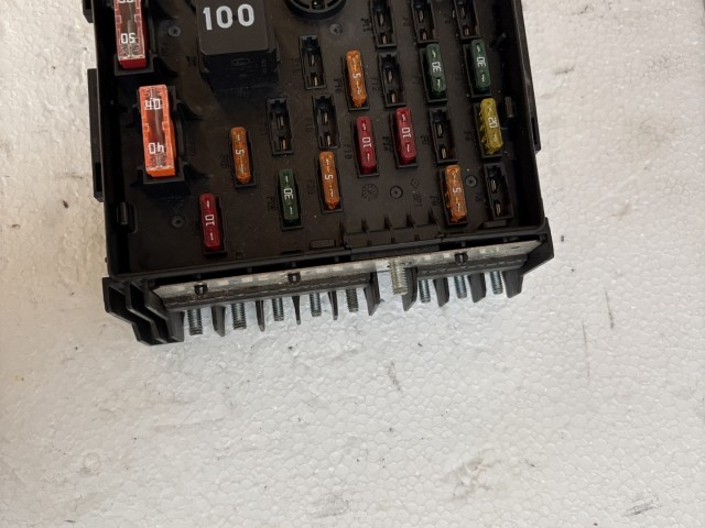 Volkswagen Passat B7 2010-2014 Motortéri biztosítéktábla Használt