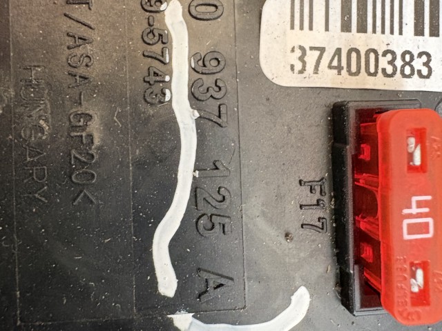 Volkswagen Passat B7 2010-2014 Motortéri biztosítéktábla Használt