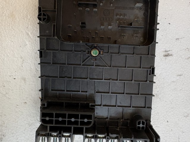 Volkswagen Passat B7 2010-2014 Motortéri biztosítéktábla Használt