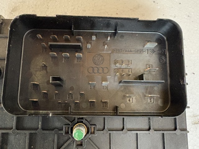 Volkswagen Passat B7 2010-2014 Motortéri biztosítéktábla Használt