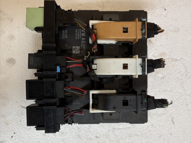 Volkswagen Passat B7 2010-2014 Motortéri biztosítéktábla Használt