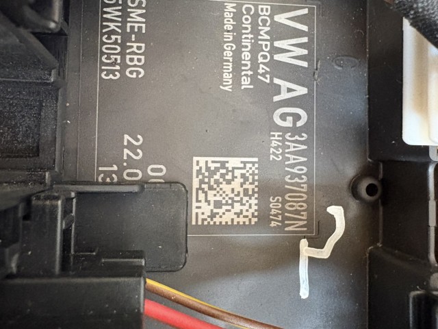 Volkswagen Passat B7 2010-2014 Motortéri biztosítéktábla Használt