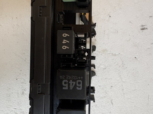 Volkswagen Passat B7 2010-2014 Motortéri biztosítéktábla Használt