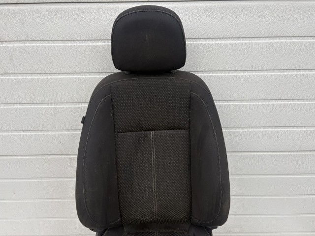 15858 Opel Astra J jobb első Ülés Használt szövet Fekete