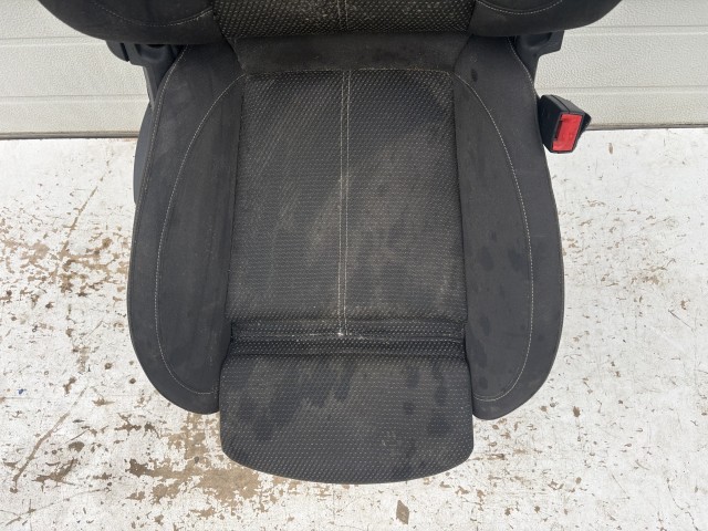 15858 Opel Astra J jobb első Ülés Használt szövet Fekete