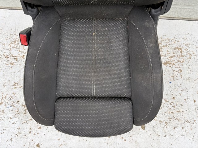 15859 Opel Astra J 2009-2015 Ülés Használt szövet bal első  Fekete