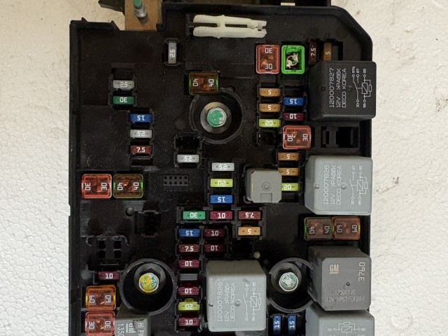 Chevrolet Trax Motortéri biztosítéktábla Használt