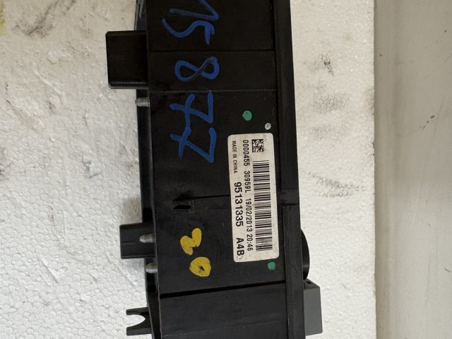 Chevrolet Trax Motortéri biztosítéktábla Használt