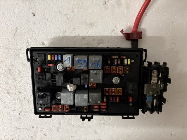 Opel Astra J 2009-2015 Motortéri biztosítéktábla Használt