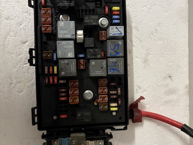 Opel Astra J 2009-2015 Motortéri biztosítéktábla Használt