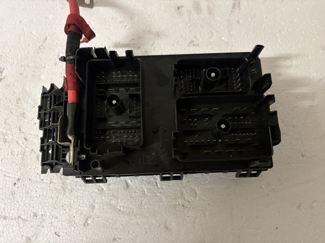 Opel Astra J 2009-2015 Motortéri biztosítéktábla Használt