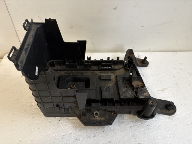 Volkswagen Passat B7 2010-2014 Akkumulátor tartó, tálca Használt