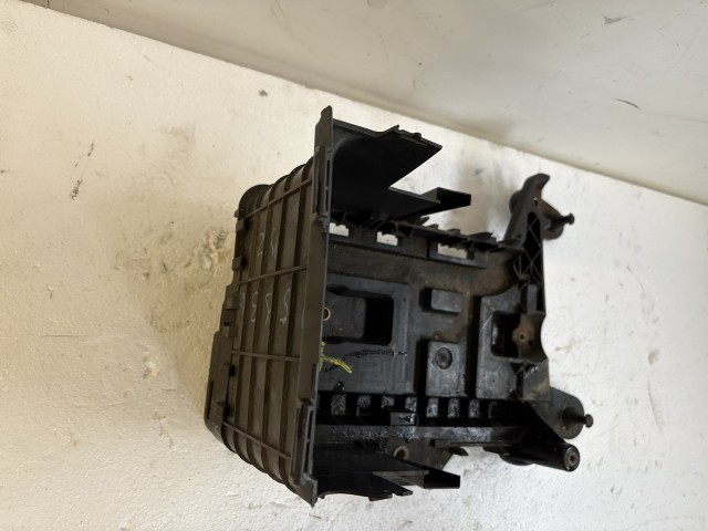 Volkswagen Passat B7 2010-2014 Akkumulátor tartó, tálca Használt