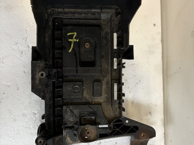 Volkswagen Passat B7 2010-2014 Akkumulátor tartó, tálca Használt