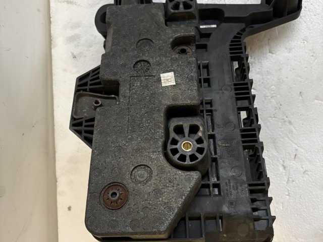 Volkswagen Passat B7 2010-2014 Akkumulátor tartó, tálca Használt