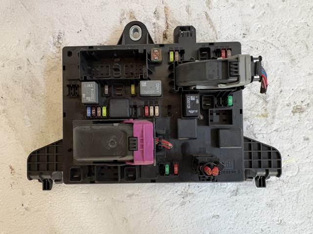 Opel Astra J 2009-2015 Biztosítéktábla Csomagtér