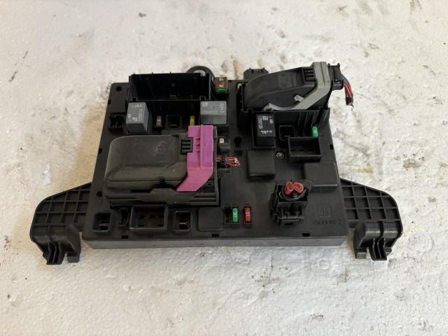 Opel Astra J 2009-2015 Biztosítéktábla Csomagtér