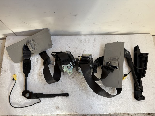 Opel Astra J Első Övfeszítő pár