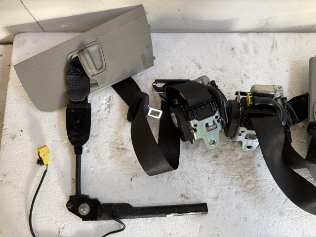 Opel Astra J Első Övfeszítő pár